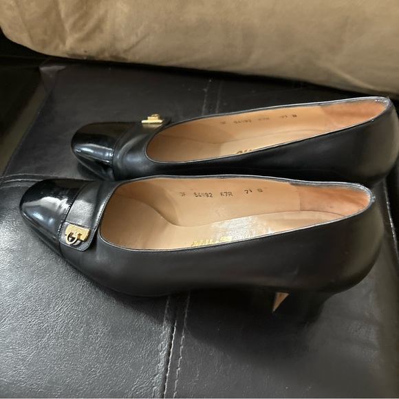 Salvatore Ferragamo Cap Toe Gancini Icon Heels Size 7.5 Narrowest DF 67R - Picture 11 of 12